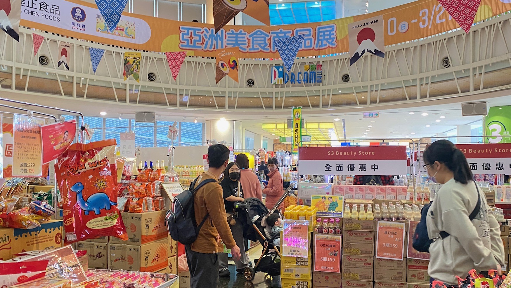 夢時代3樓蛋型空間現正推出「亞洲美食商品展」，集結10家品牌，蒐羅來自日本、韓國、泰國、馬來西亞等逾上千款人氣商品。