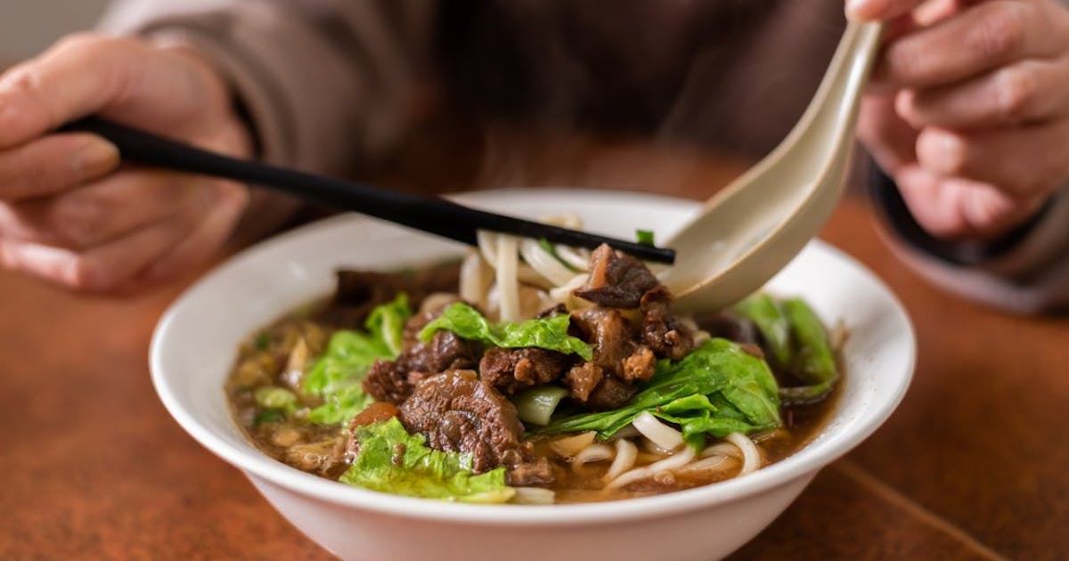 給旅客的台灣小吃清單:帶外國朋友從滷肉飯開始吃起,麻辣鴨血當作進階挑戰 - TNL The News Lens 關鍵評論網