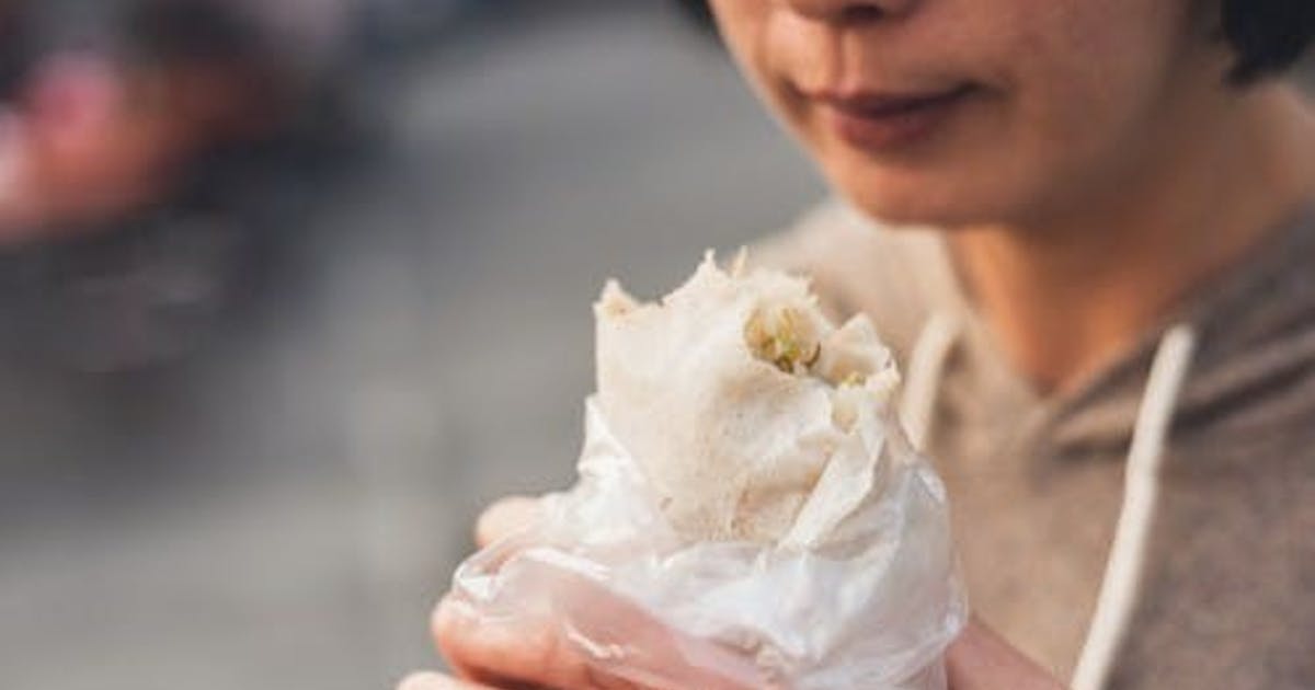 高雄正義市場春捲食物中毒134人送醫，業者疑似隱匿食材遭加重裁罰、移送檢方偵辦