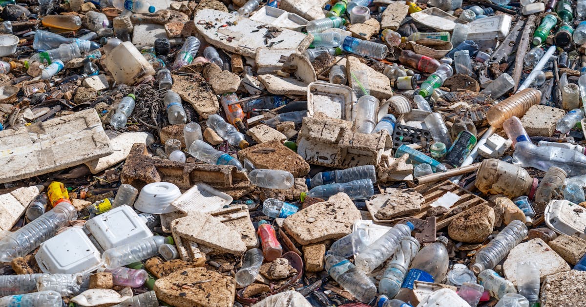 不只是稀土和半導體：從「塑膠袋之亂」看石化原料，如何成為掐住台灣命脈的戰略武器？