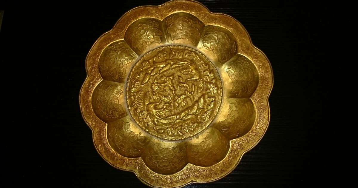 唐時代　金象嵌　鏨彫龍鳳吉祥蓮唐草花芭蕉文大瓶　瑞獸図　瑞龍鳳凰紋(E-83) 盤中有景：唐代十棱鳯凰蓮紋鎏金盤的珍藏| 趙雨樂- 灼見名家