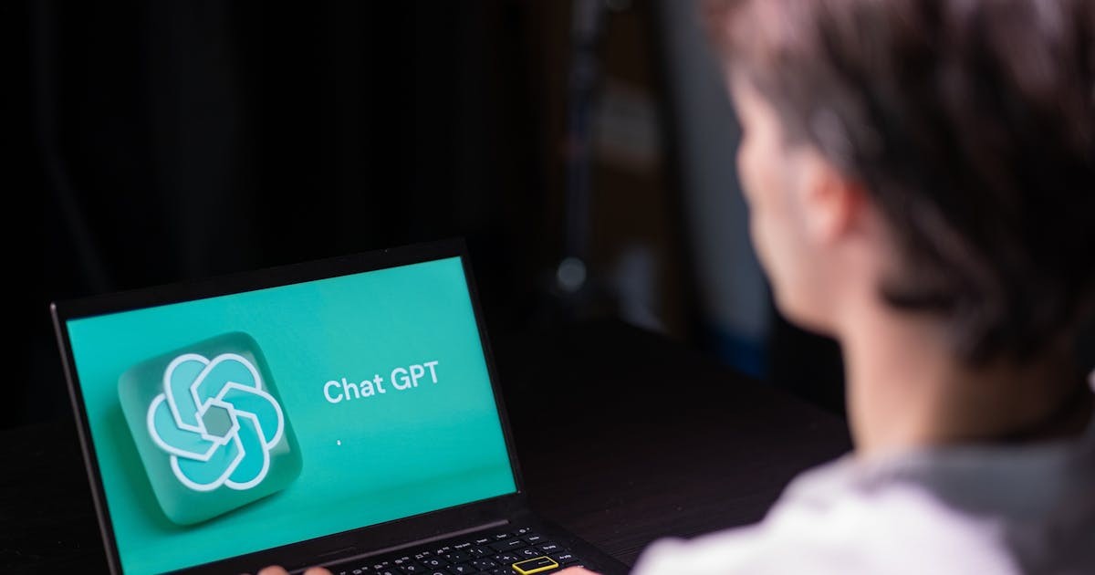 給新手的10種AI提問心法：別急著追工具，先學會開口介紹你自己