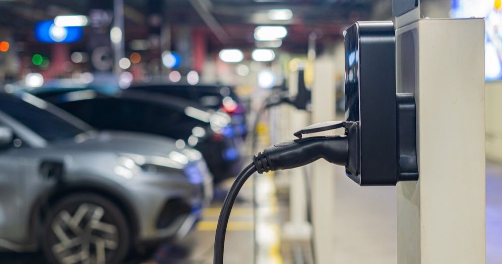 Waymo、Tesla 無人計程車來勢洶洶，Uber 用 1 億美元的充電版圖回應