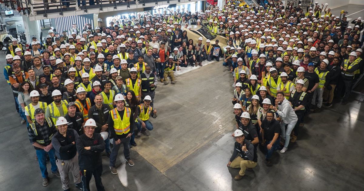 Tesla Cybercab 量產啟動：自駕計程車時代來臨，擁車模式將被改寫？