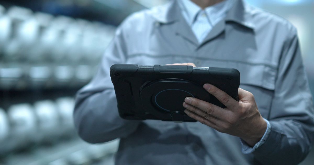 50年傳產新設AI長！她如何教會AI看懂布料、車縫需求，幫公司每週省下數百工時？