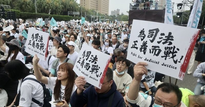 民眾黨329遊行：柯文哲顯然早有準備，他想把小草心中的怒都「勾」出來