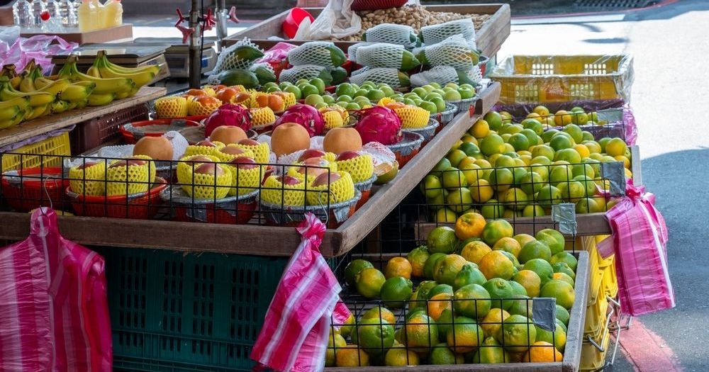 中東戰火引發「塑膠袋之亂」：上游業者坦言5月供貨難保，行政院嚴抓中盤商惜售