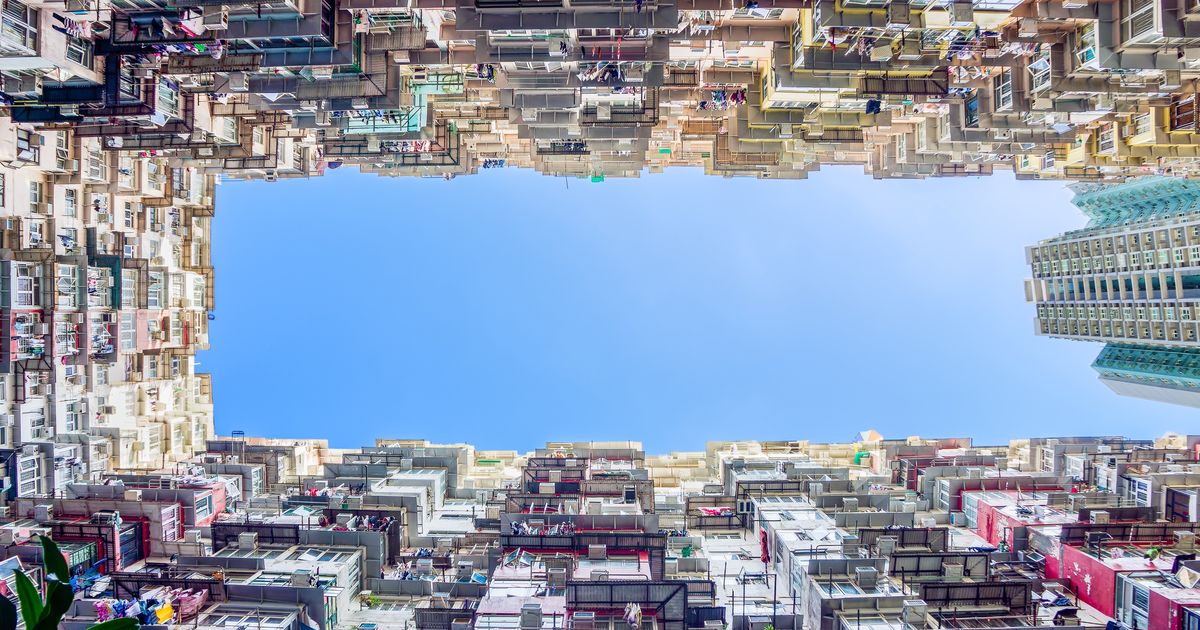 香港宏福苑大火的警訊：當老舊高樓被保險業拒之門外，台灣必須正視建築老化危機