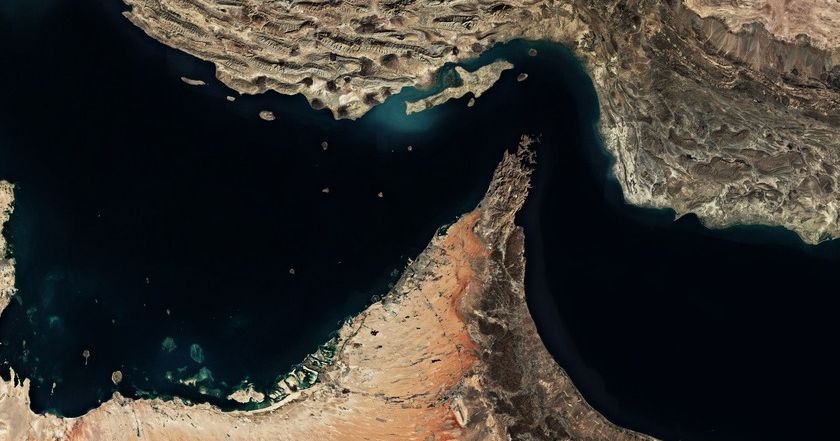 伊朗向通行船隻收費是否違反國際法？荷姆茲海峽被封亞洲首當其衝，台灣能源與晶片供應承壓