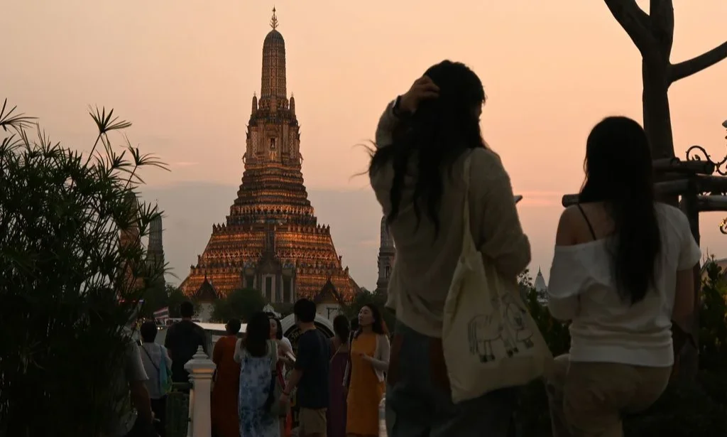 泰國擬取消 60 天免簽：為什麼「觀光天堂」正面臨外國人赤貧與社會安全網危機？