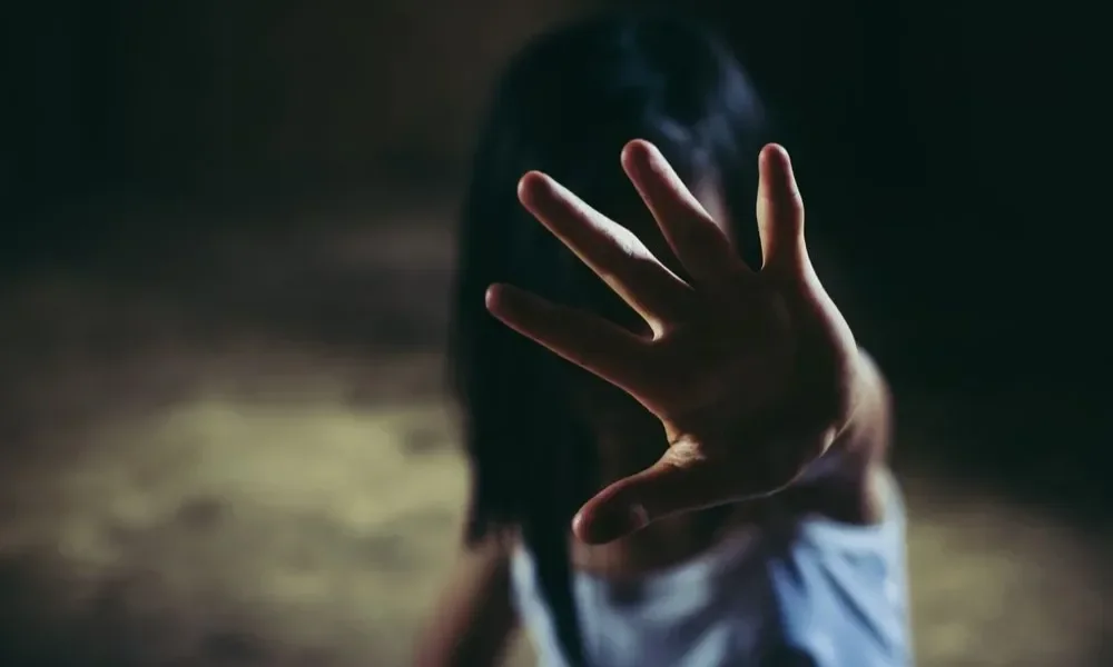 《穿著Prada的惡魔2》不敢拍的真相：背上萬元債務的模特，被性侵時根本沒有能力說「不」