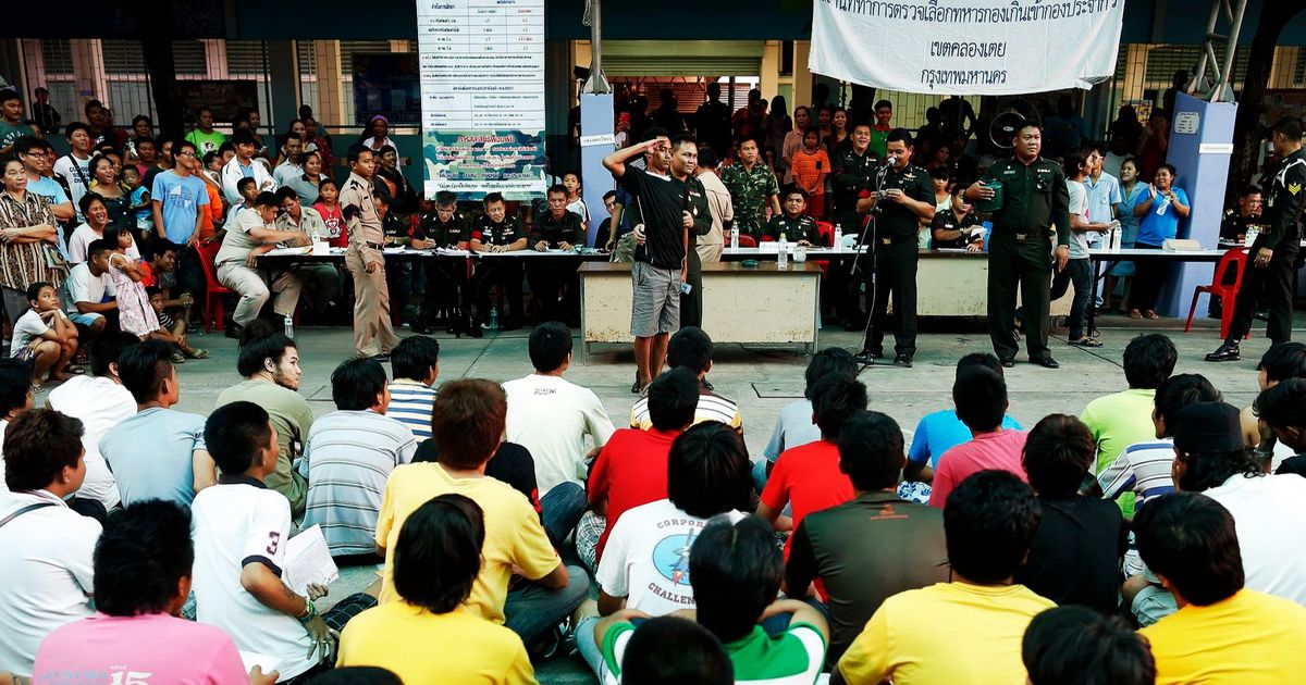 抽到黑卡就自由、紅卡就當兵：泰國最戲劇化的徵兵抽籤制度