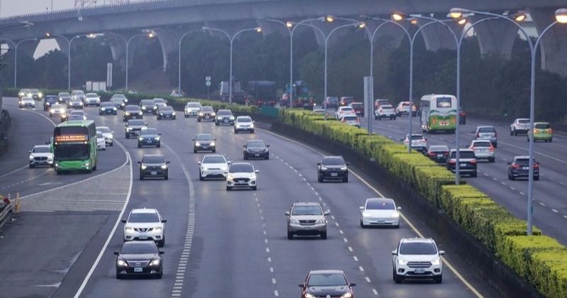 清明收假日午後湧現北返車潮，國道北向13路段恐壅塞，高公局估塞至深夜