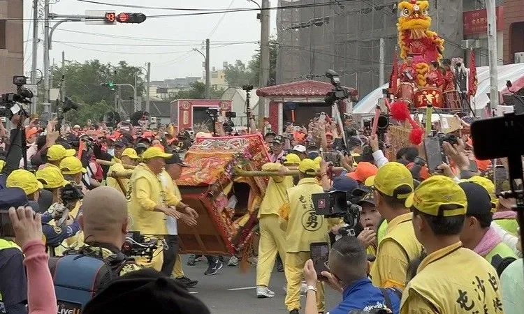 白沙屯媽祖徒步進香百年歷史，守護「粉紅超跑帶路」信仰核心