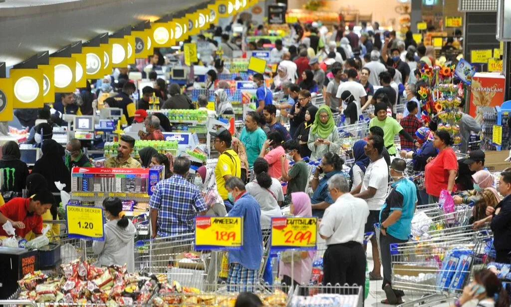 全球囤貨潮再起？從醫用手套到泡麵包裝，看中東衝突如何墊高生活成本