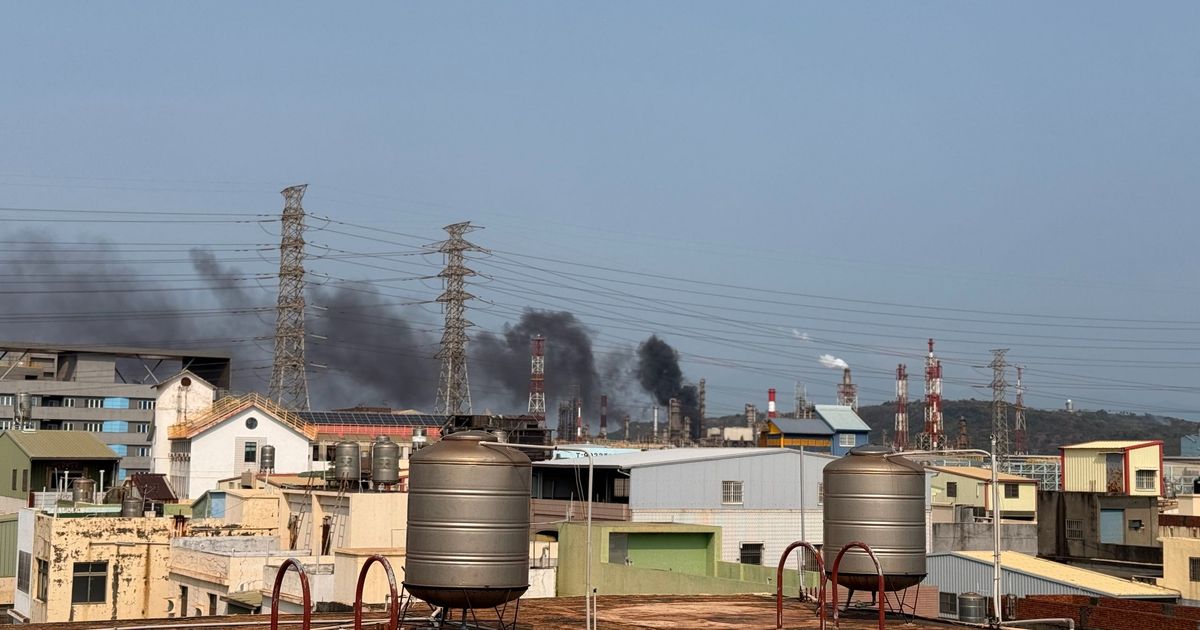 誰在恐龍酷樂園裡，吸中油大林廠的黑煙？一場重油火警燒出高雄空汙的治理真相