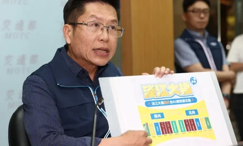 淡江大橋機車道太窄惹議！公路局稱2.5公尺符合規範，運安會擬評估混合車道