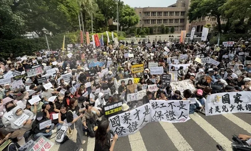 社工團體赴政院抗議，要求國家道歉、正視制度問題，衛福部將召開人力穩定座談會