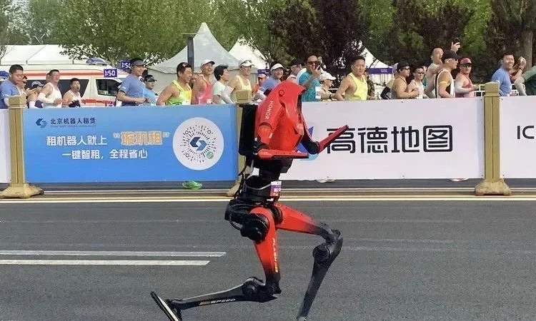 北京機器人半程馬拉松：榮耀「閃電」奪冠，速度比人類跑者還快