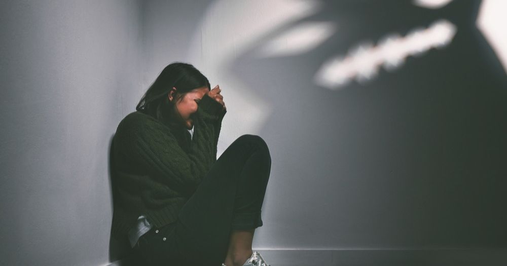 《別再用「我很好」，偽裝創傷的自己》：日常生活中經常發生的「社交瀕死體驗」