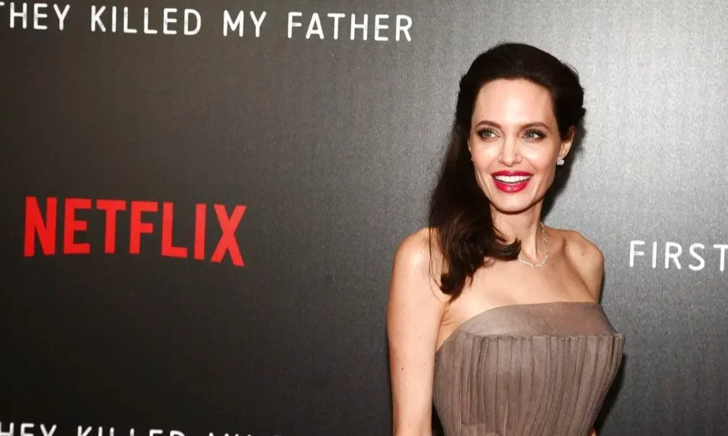 從《古墓奇兵》到《他們先殺了我父親》：安潔莉娜・裘莉與柬埔寨的25年，為何她說這裡是「家」？