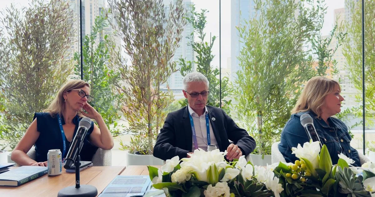 【Dreamforce 專訪】AI 讓駭客比防守方占上風？Salesforce 三大高管拆解 AI Agent 信任治理，從秒級威脅隔離到關鍵決策留給人類